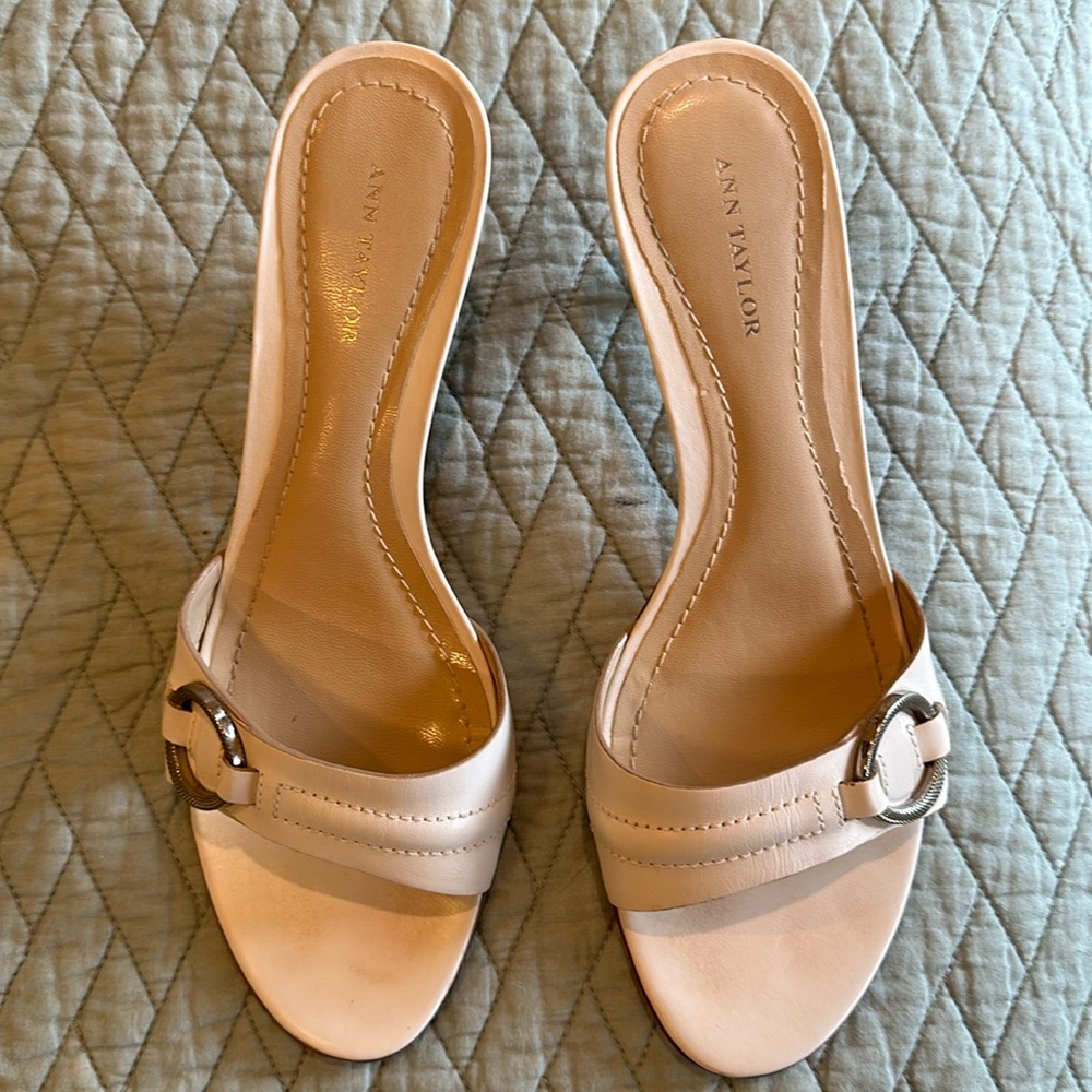 ANN TAYLOR ECRU Sandals Size 8